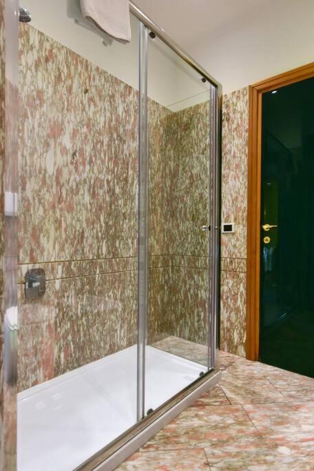 Elegant & Cozy Apartment In The Heart Of Rome Bagian luar foto